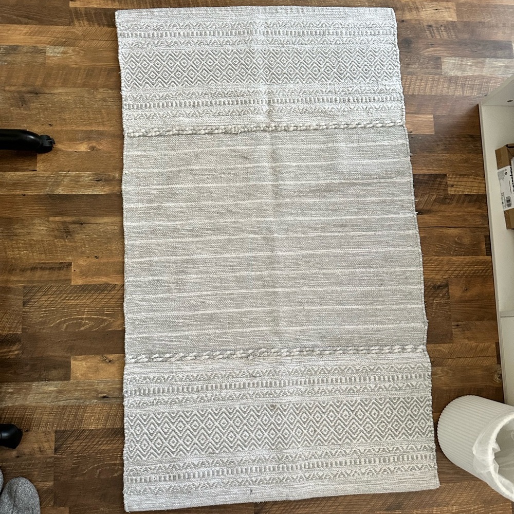 Gray and White Patterned Rug 33”x 55”